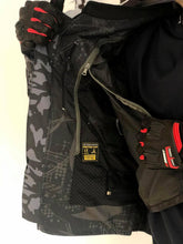 Cargar imagen en el visor de la galería, Chamarra Mesh Kohl Camo Negra
