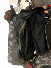 Cargar imagen en el visor de la galería, Chamarra Mesh Kohl Camo Negra

